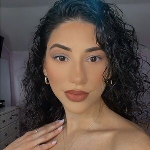 Meet your Posher, Mireya